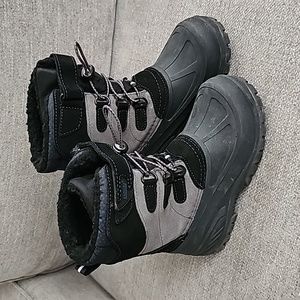 Khombu Kids size 2 Snow Boots Waterproof Fur lining